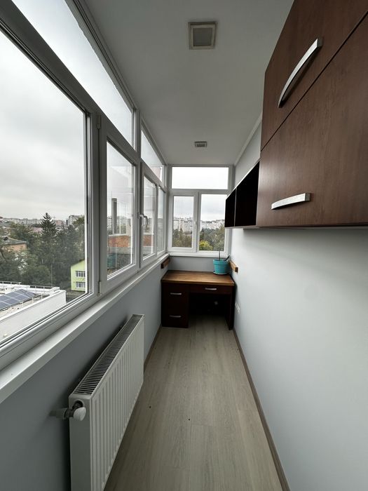 Продається простора 2-кімнатна квартира з коморою біля центру міста!