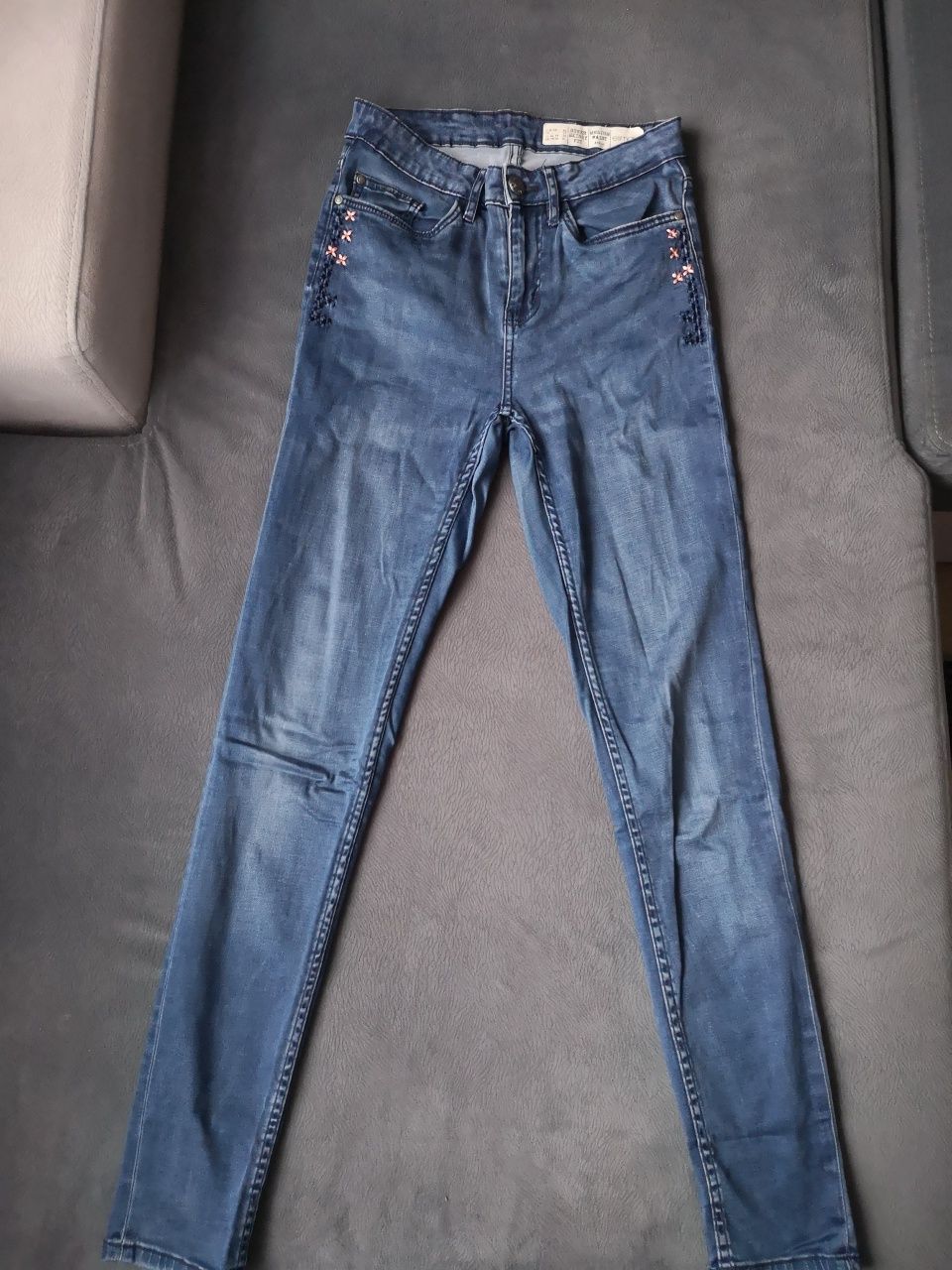 Esmara miękkie jeansy z haftem r. S