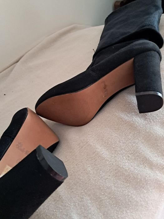 Botas altas, tamanho  36 ,   preta , NOVAS,  forradas em pelo .