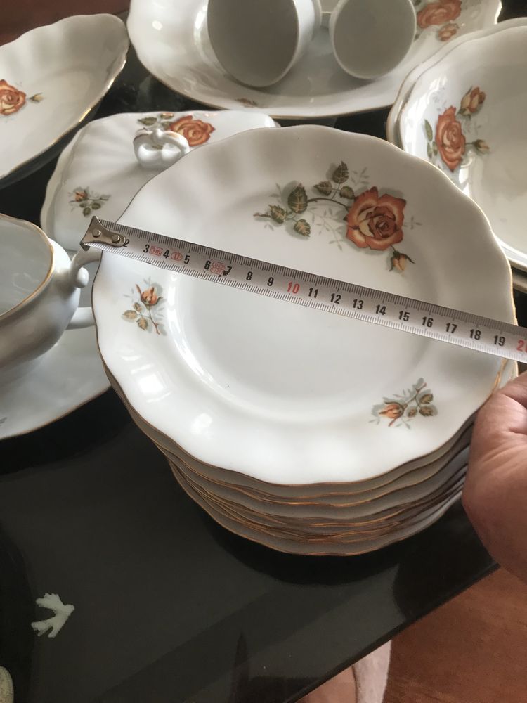 Продам столовый и чайный сервиз ( неполный)  . Польша