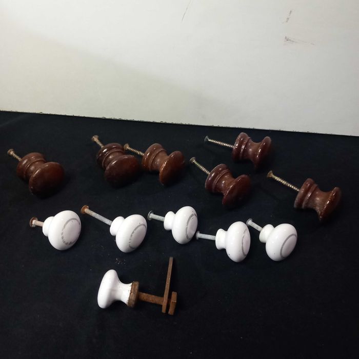 Doze puxadores porcelana e madeira