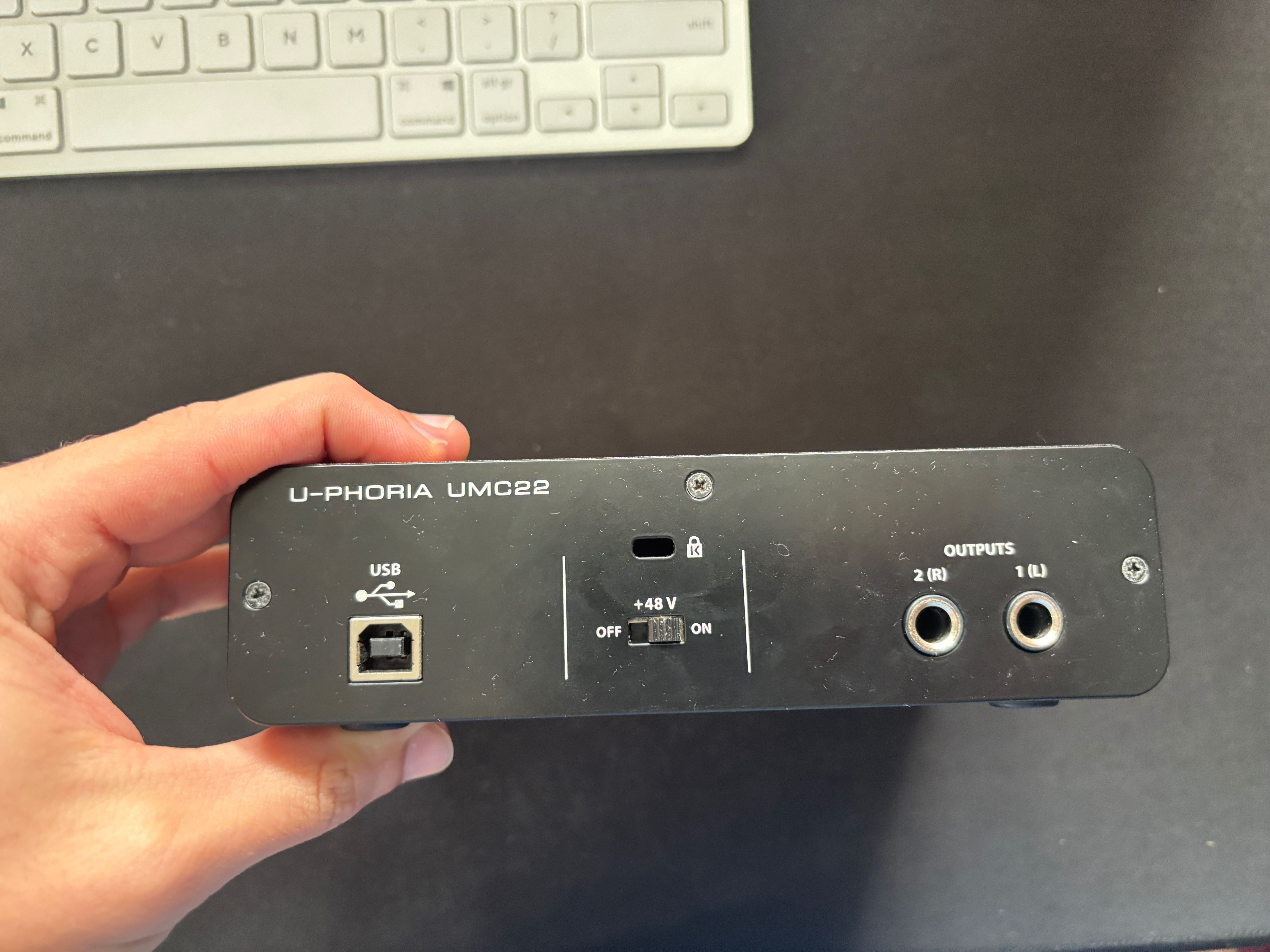 Behringer UMC22 z niedziałającym gniazdem słuchawkowym