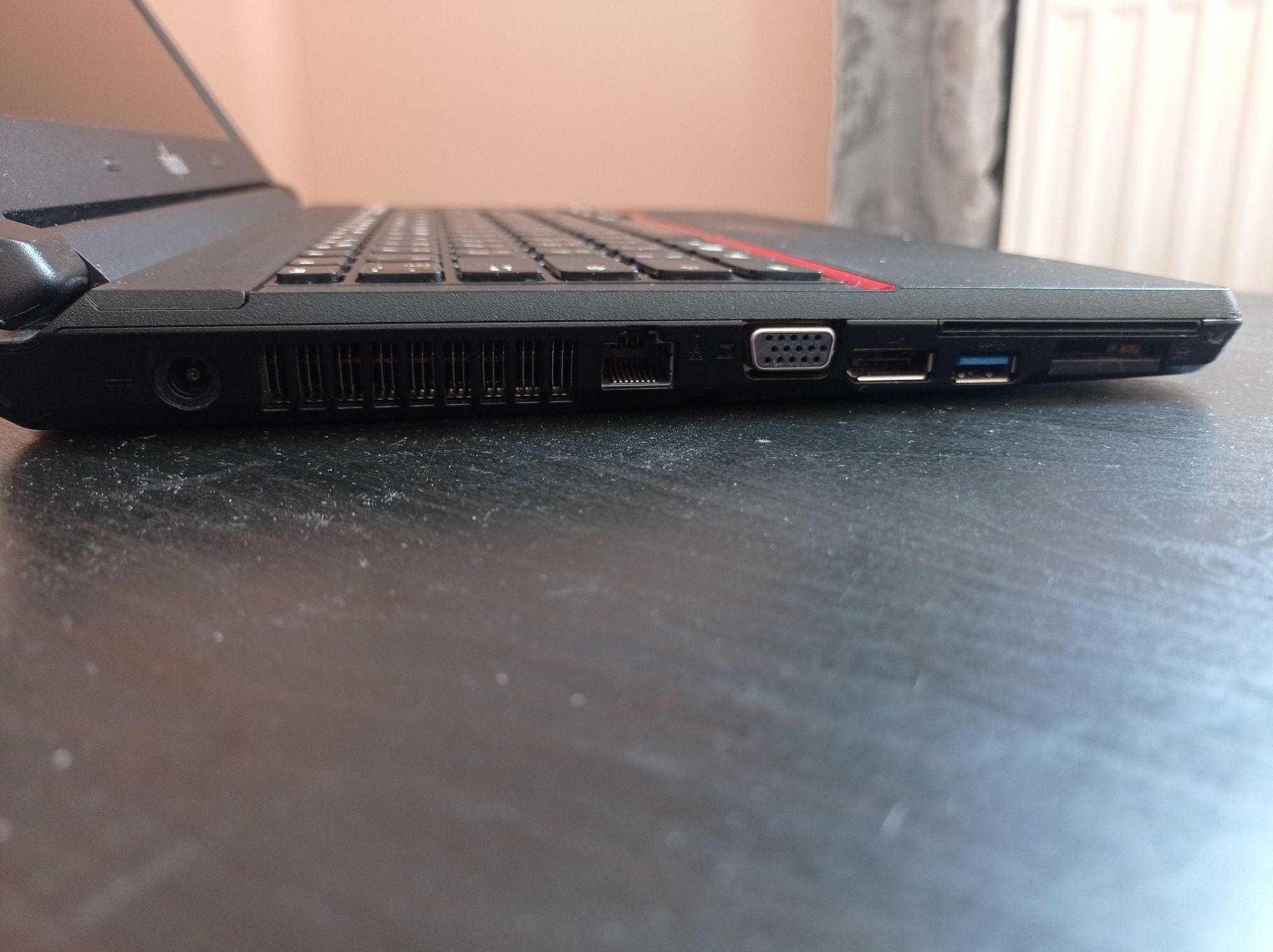 Laptop fujitsu lifebook E544.