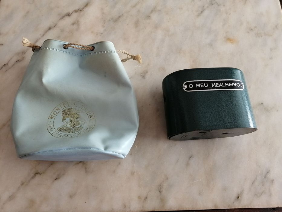 antigo mealheiro em aço