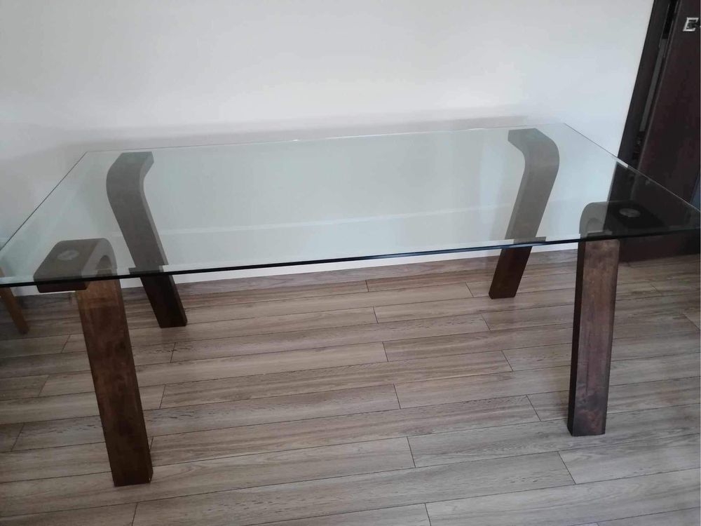 Szklany stół z drewnianymi nogami