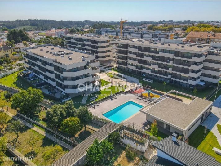 Apartamento T3 Como Novo c/ Terraço e Garagem Box - Sª Maria da Feira