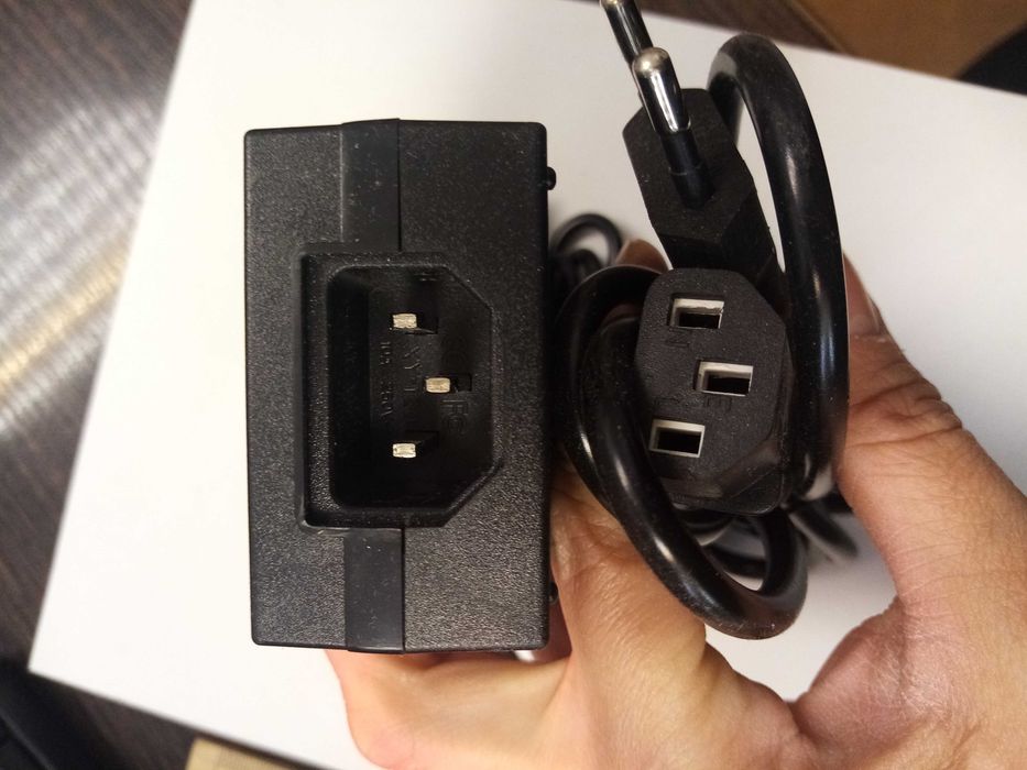 Зарядний універсальний пристрій для ноутбуків