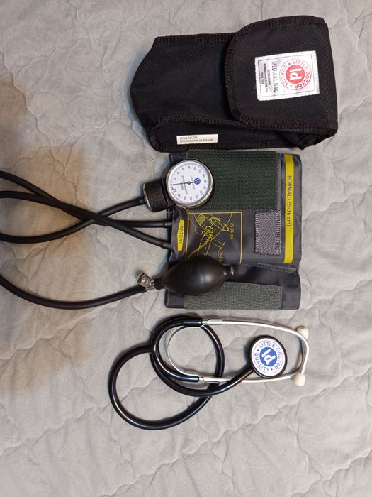 Продам механічний тонометр Little Doctor .
