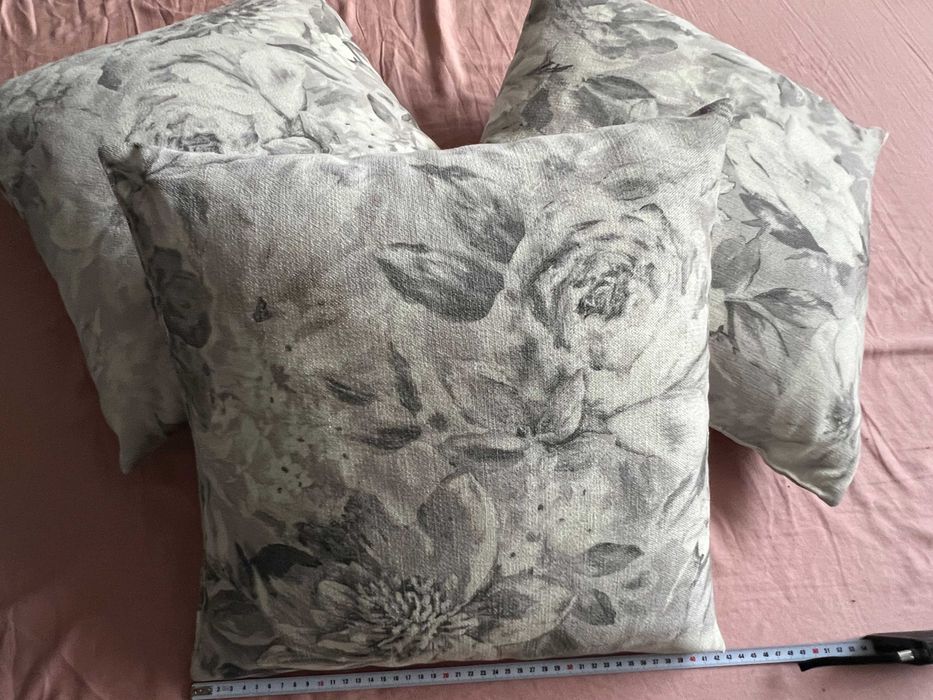 ozdobne jaśki poduszki szarości kwiaty