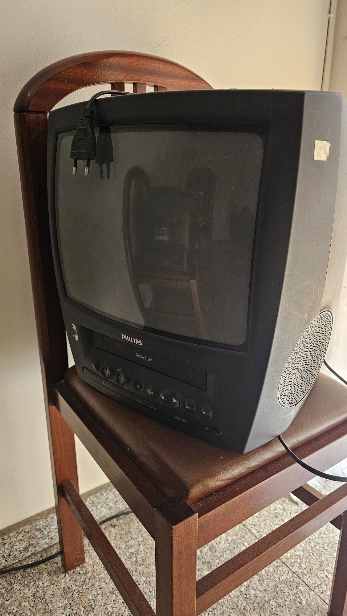 Duas televisões com leitor de cassetes Philips