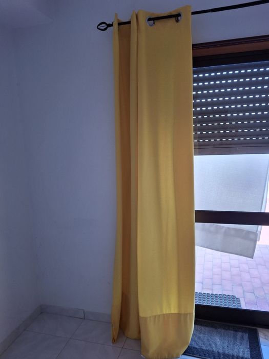 Varão e cortinados amarelos