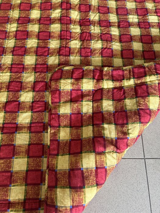 Edredão/ cobertor vermelho e amarelo