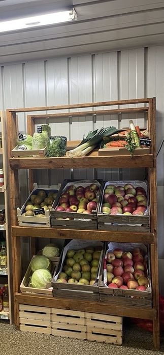 Drewniane regały na warzywa sklepowe
