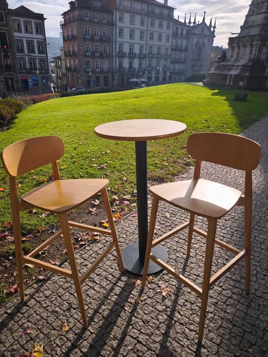 Uma mesa e duas cadeira, só se vende em conjunto