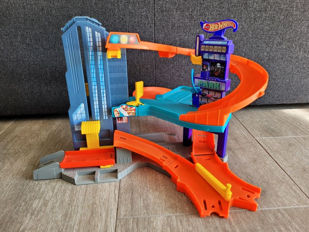 Hot Wheels Parking z windą
Ten odjazdowy supergaraż zapewni mnóstwo ek