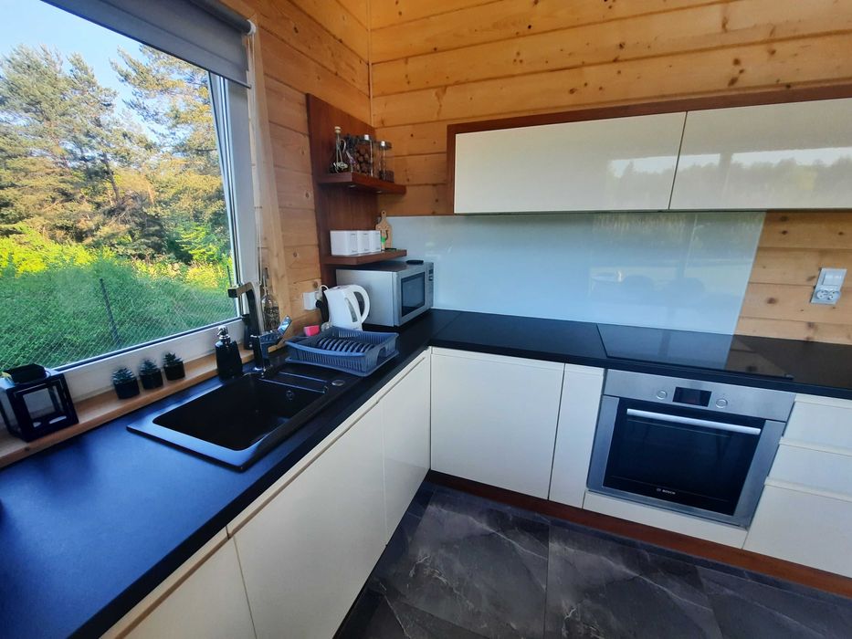 Domek przy lesie na Roztoczu.