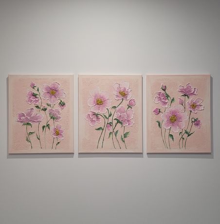 Trzy ręcznie malowane obrazy z motywem kwiatów