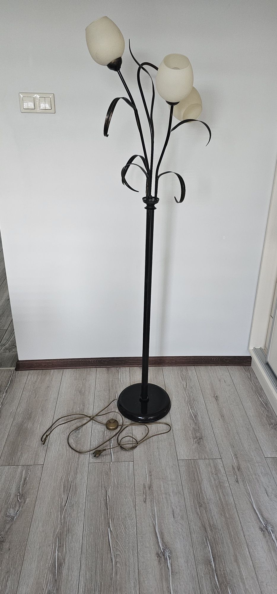 Nowoczesna lampa stojąca