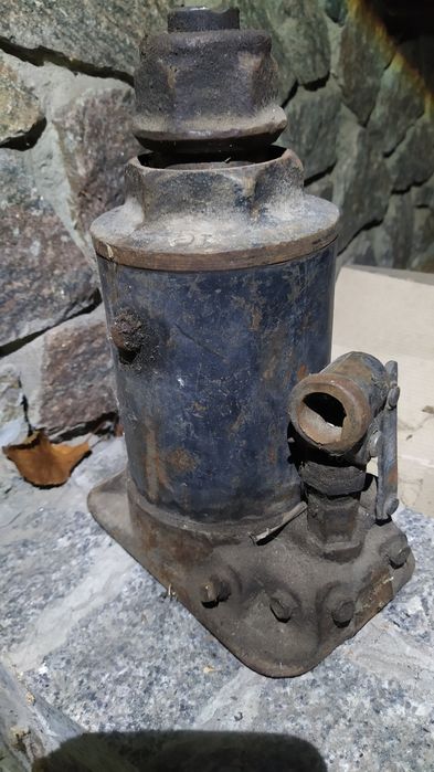 Продам домкрат для вантажного авто.