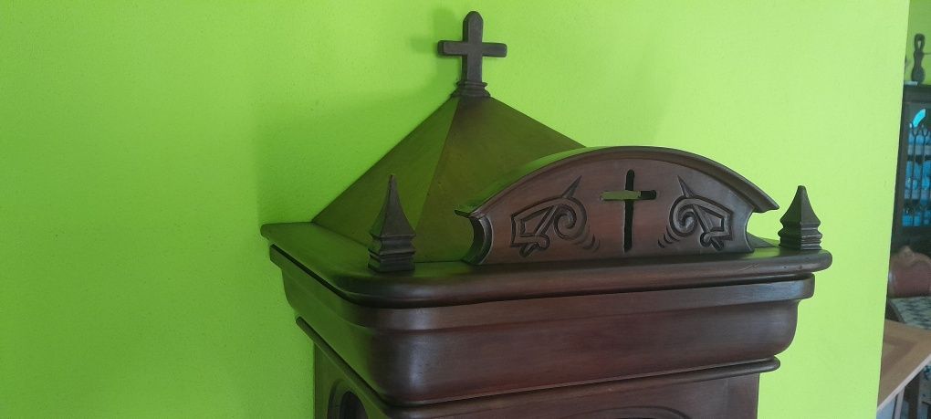 Oratorio em madeira.