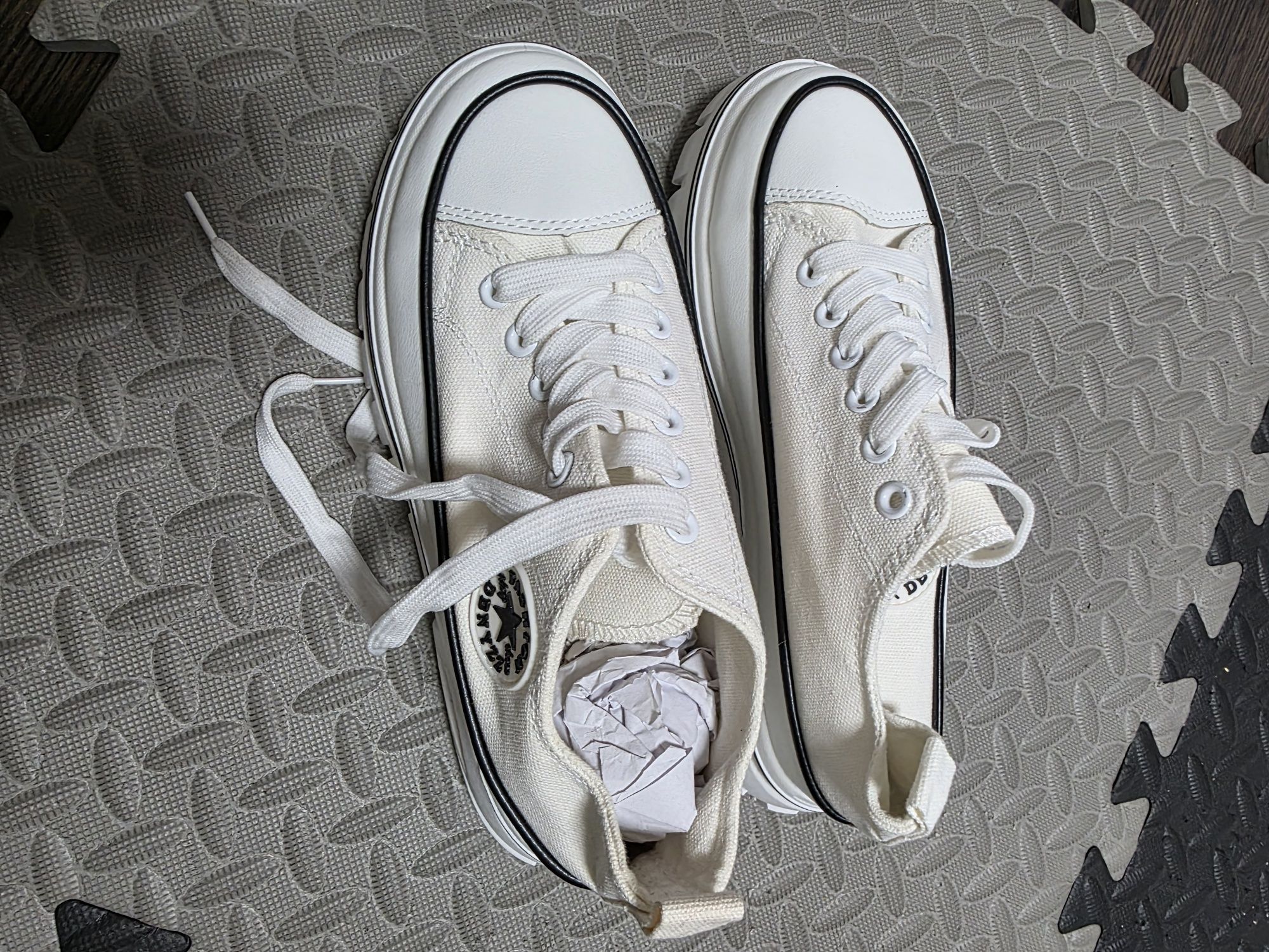 Кеди типу Converse на платформі