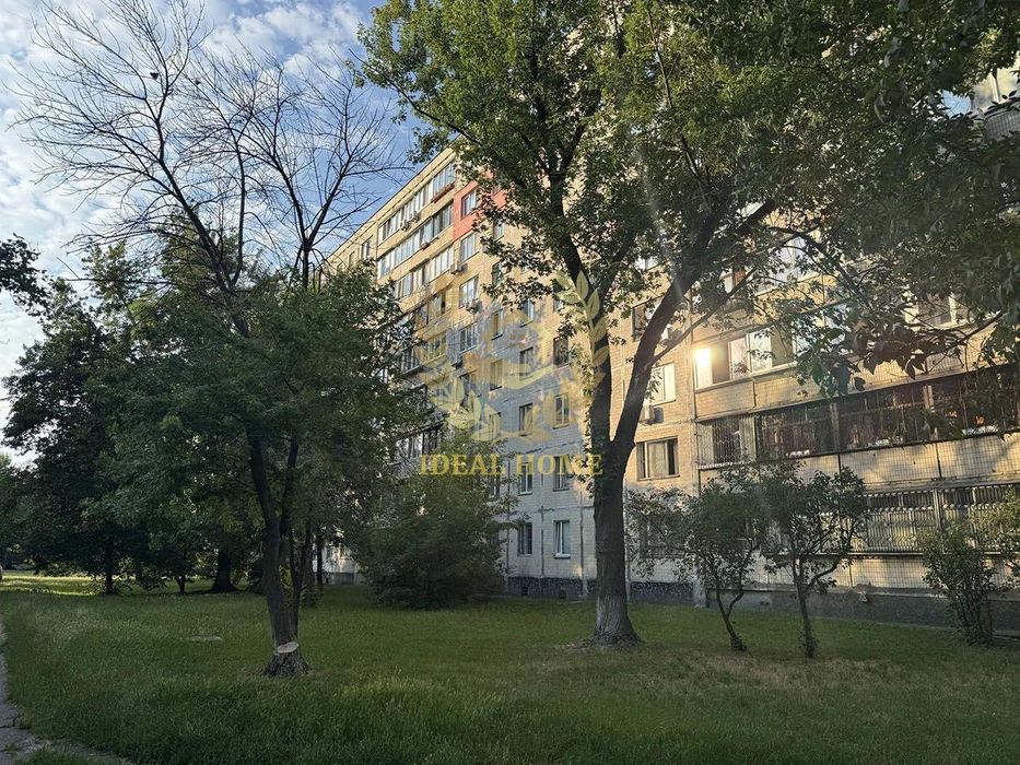 Продається 3-кімнатна квартира в Деснянському р-ні ( Лісовий масив )