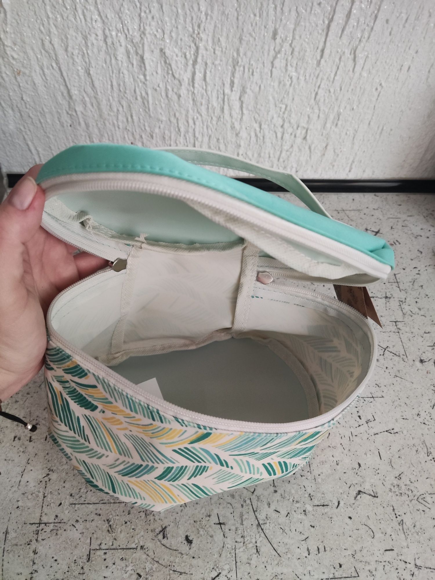 Nowa pojemna kosmetyczka na podróż na Dzień Matki