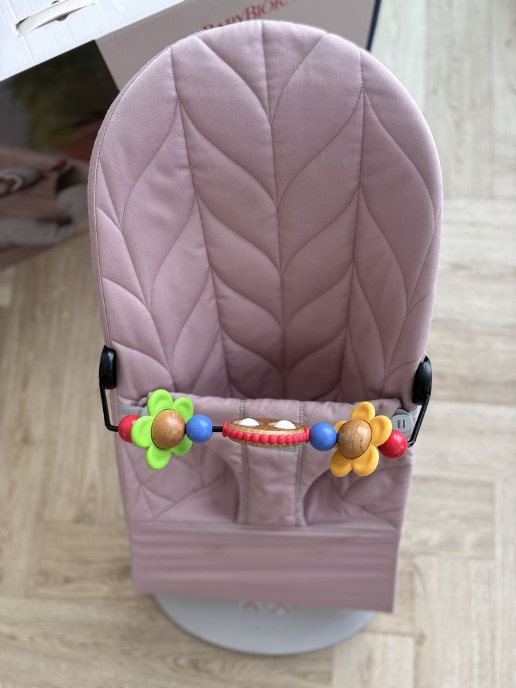 Leżak BabyBjorn z zabawką