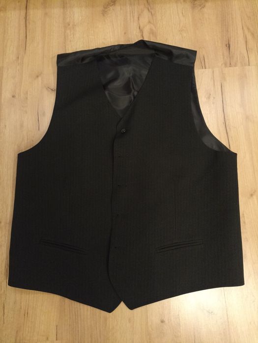 Garnitur czarny w delikatne prążki