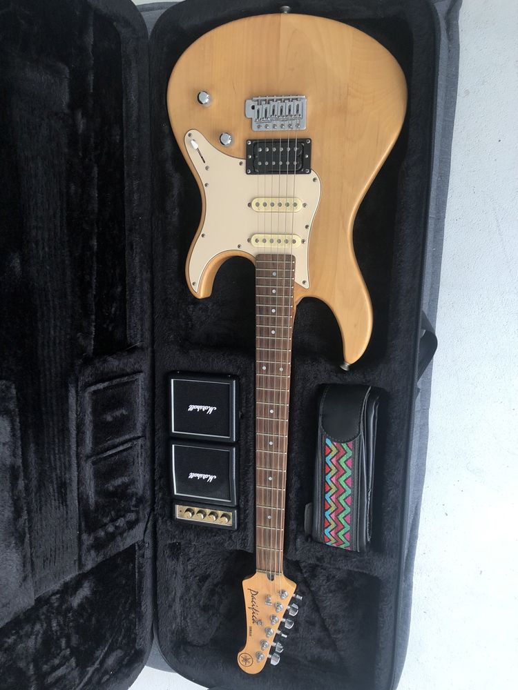 Gitara elektryczna + Case, pas skórzany, 3m kabel marki Fender, stojak