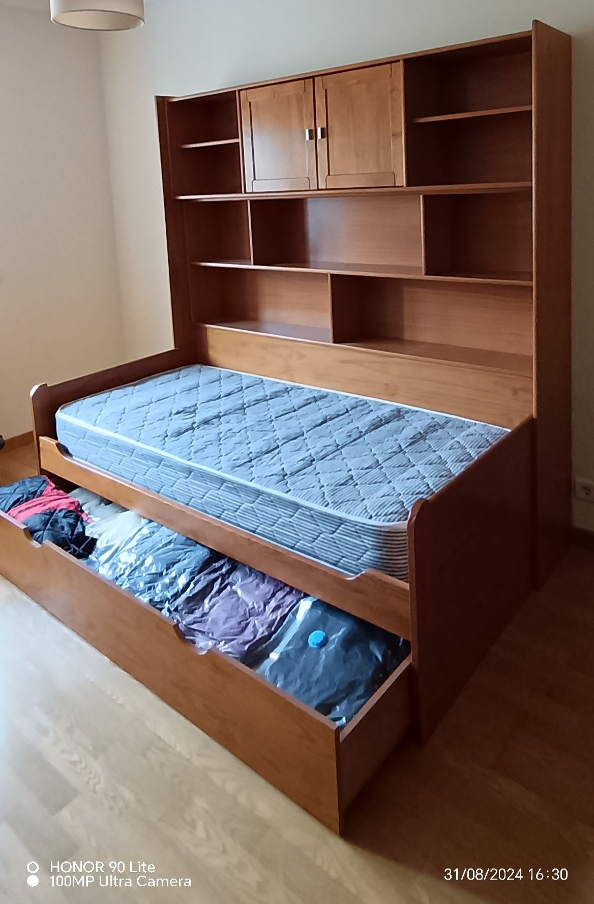 Cama estúdio de 1.90m × 0.90m gavetão com rodas.