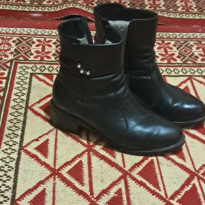 Зимові чоботи у гарному  стані 39розмір каблучки не протерті шкіряні