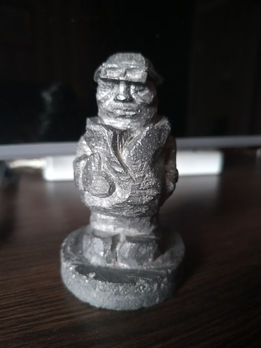 Фігура "Сталевар" із графіту