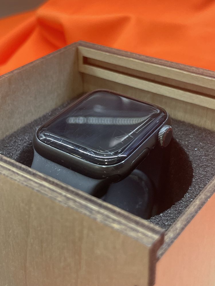 Годинник Apple Watch SE, 40 mm, GPS+LTE, Space Gray, Епл Вотч