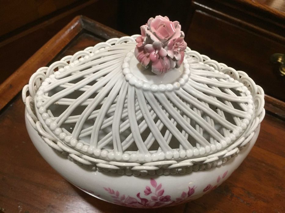 Terrina em porcelana europeia