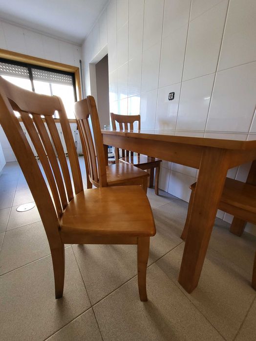 Mesa e cadeiras de jantar madeira maciça