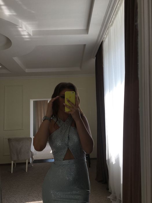 Елегантна вечірня сукня сріблясто-блакитного кольору)