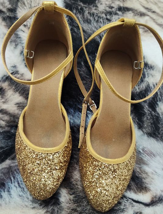 Złote brokatowe buty do tańca towarzyskiego