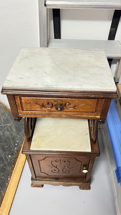 Mesa cabeceira antiga