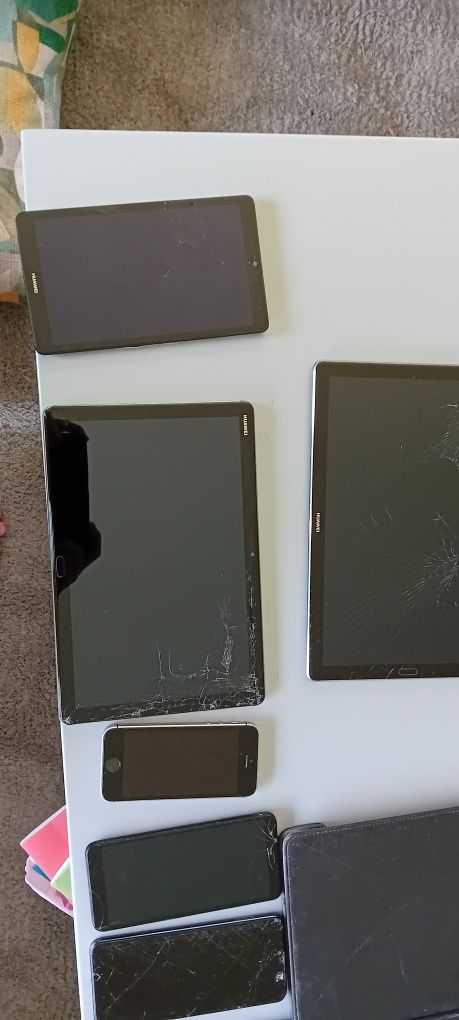 8 telemóveis e tablets e 2 capas de tablets e 6 capas de telemóvel
