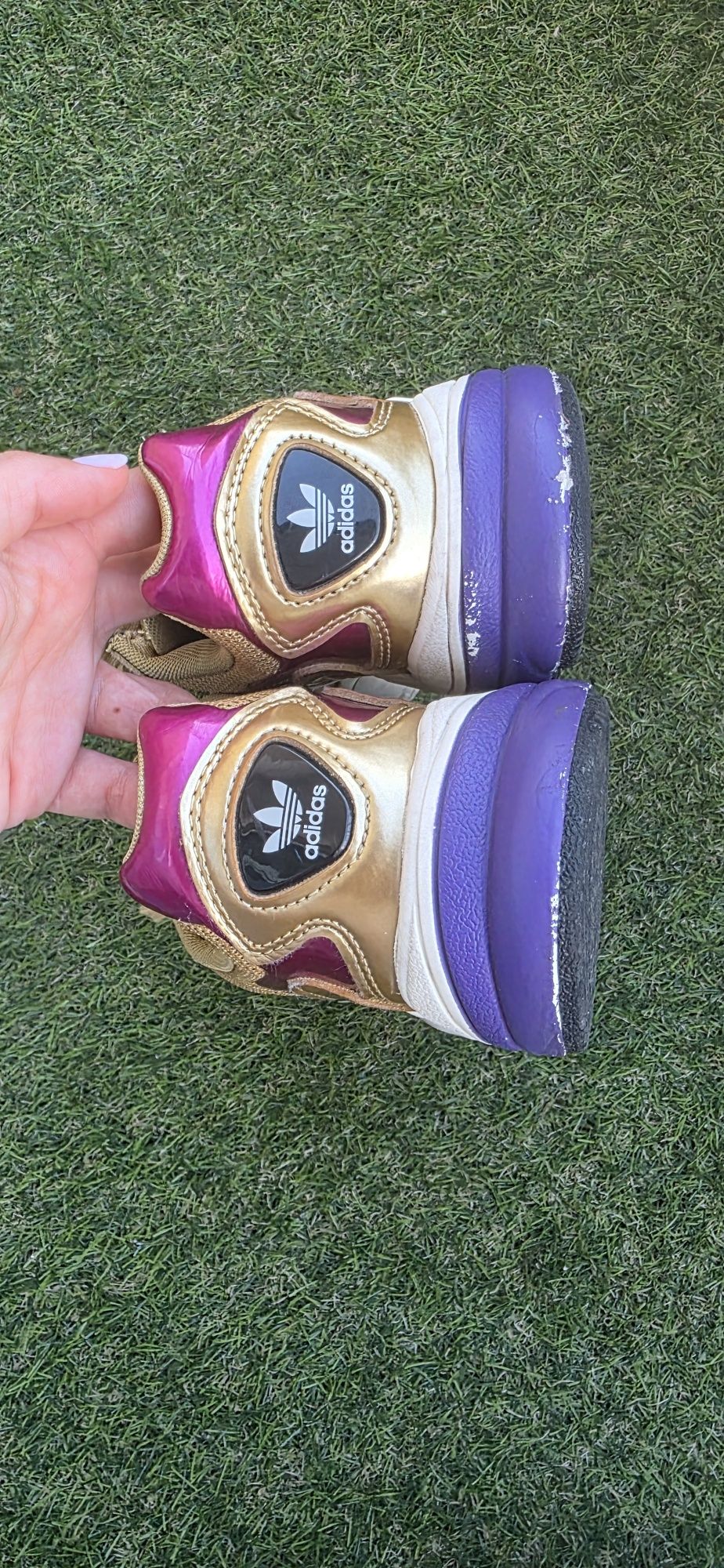 Tenis adidas dourados