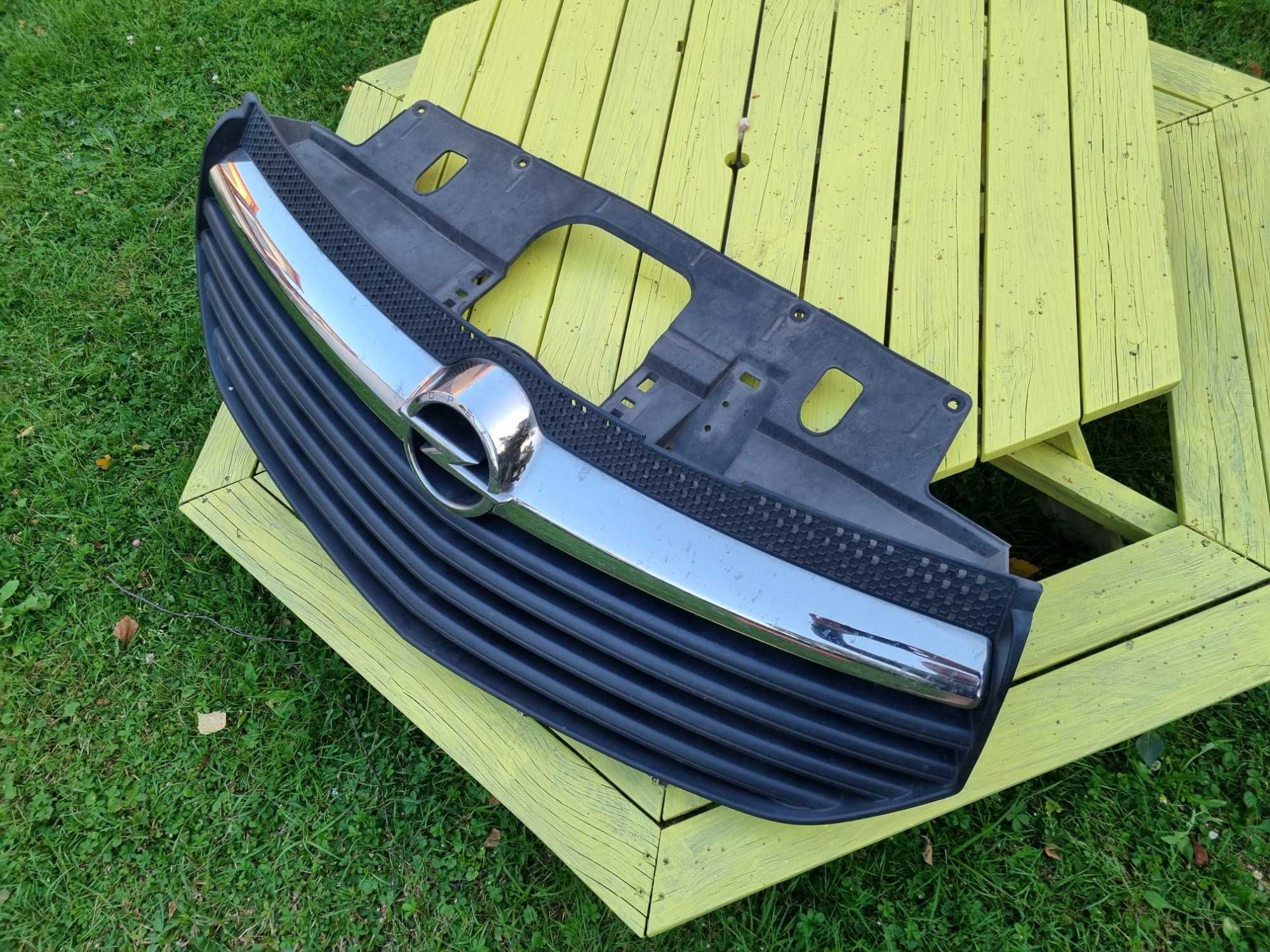 OPEL VIVARO B (14-19)- ATRAPA GRILL zderzaka chrom