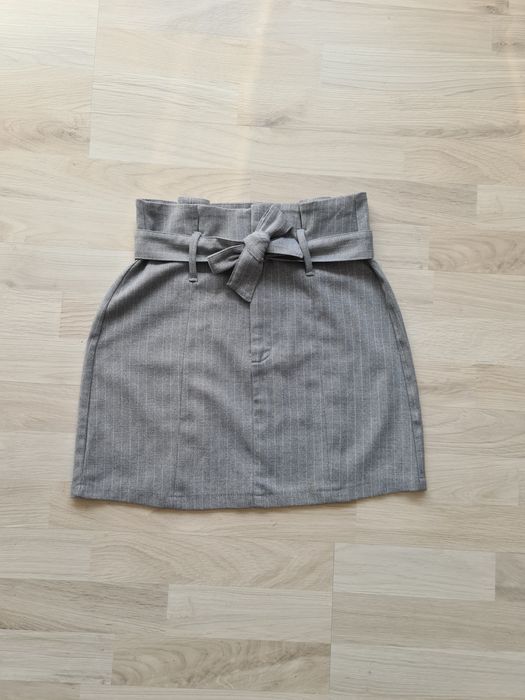 Szara elegancka krótka spódnica w paski bershka rozmiar 36 S
