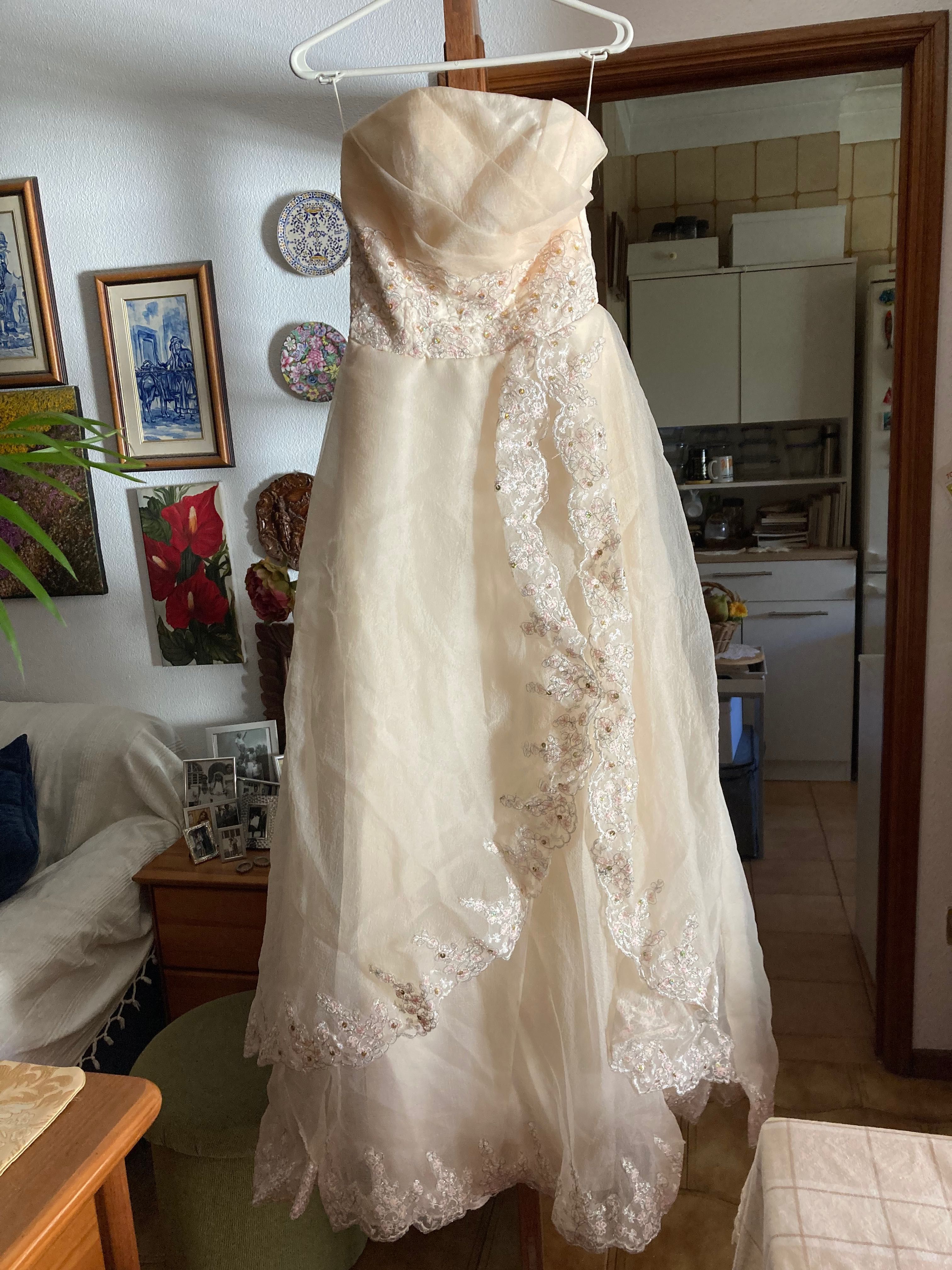 Vestido de noiva com decote sem alças