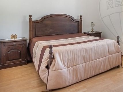 Cama , cómoda mesinha cabeceira