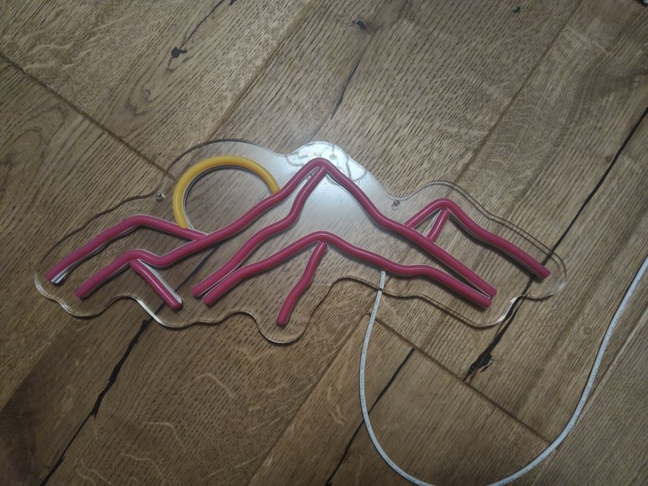 Neon LED, góry z zachodzącym słońcem