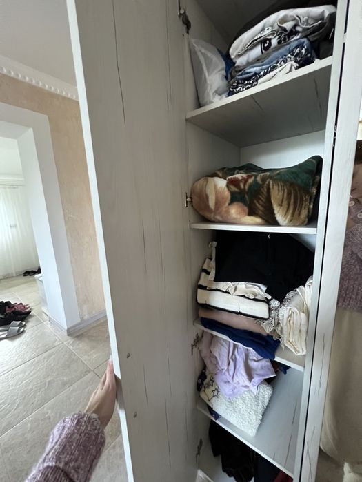 Меблі в спальню. Шафа з дзеркалом та комод