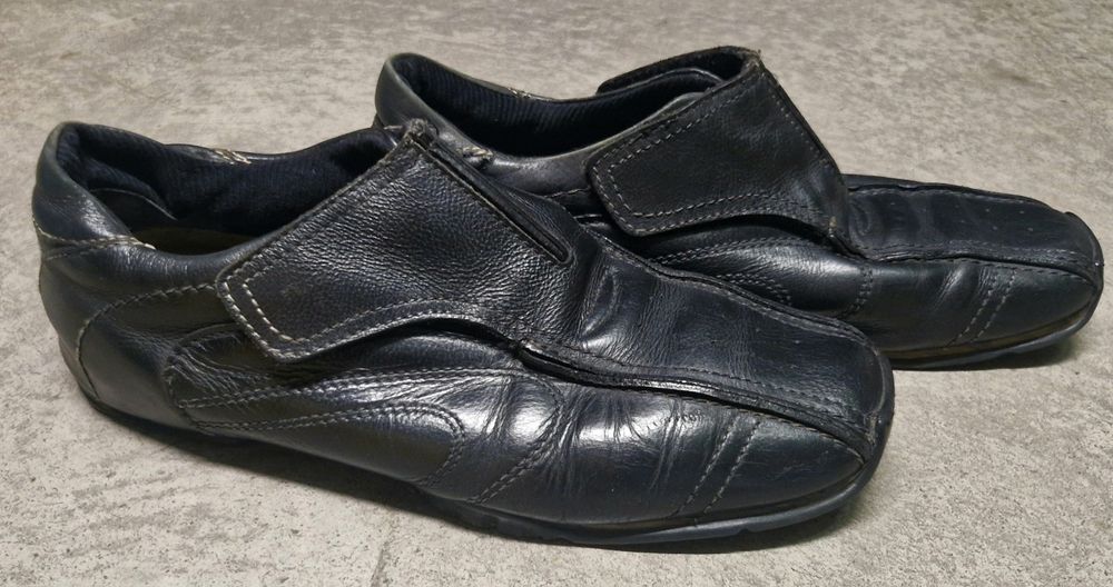 Sapatos tênis sandálias de homem com uso raramente
N 45 pele natural
C