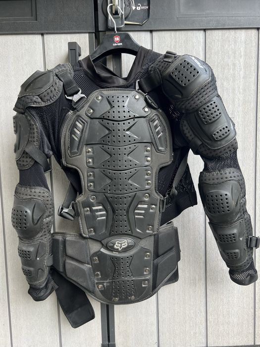 Zbroja buzzer Fox Titan Sport r M