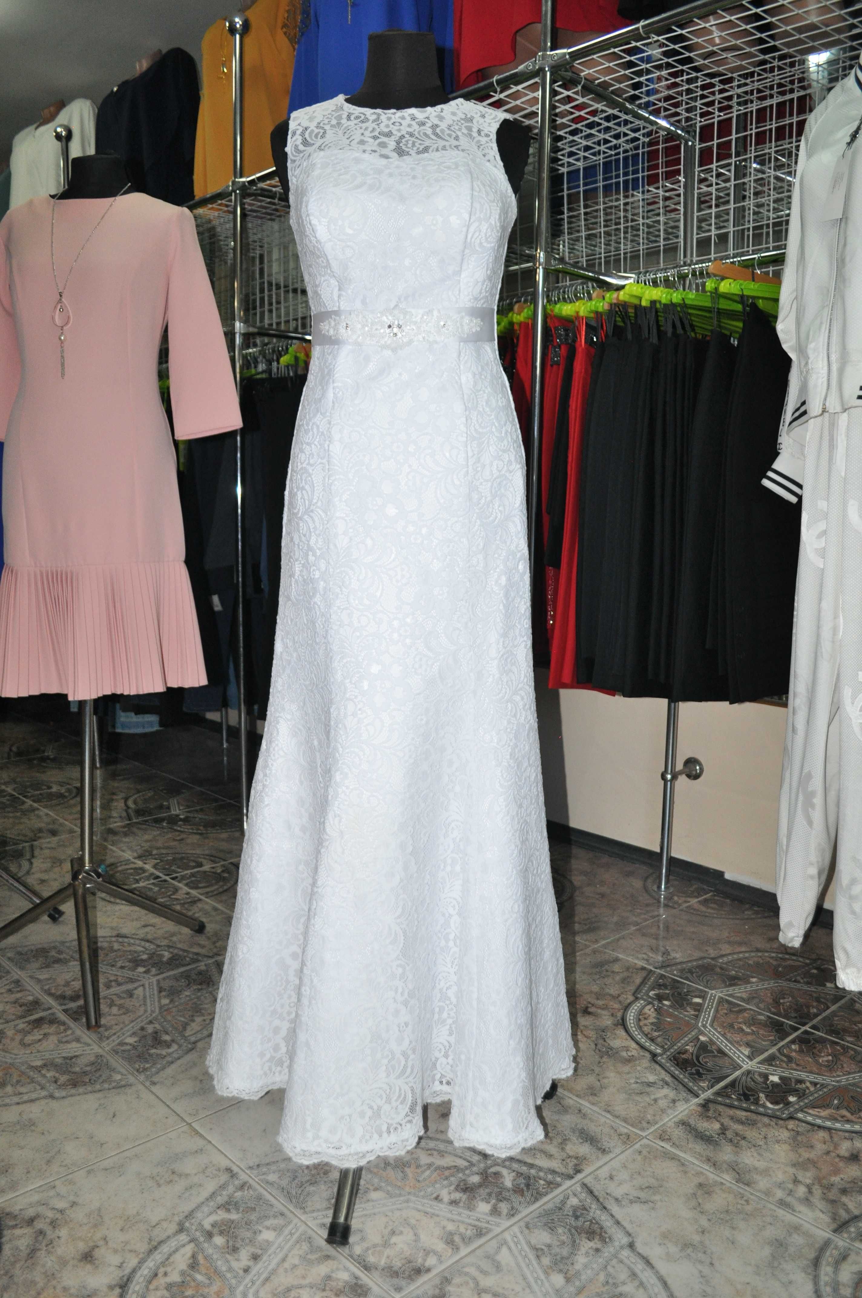 Свадебное белое платье из кружевного полотна.